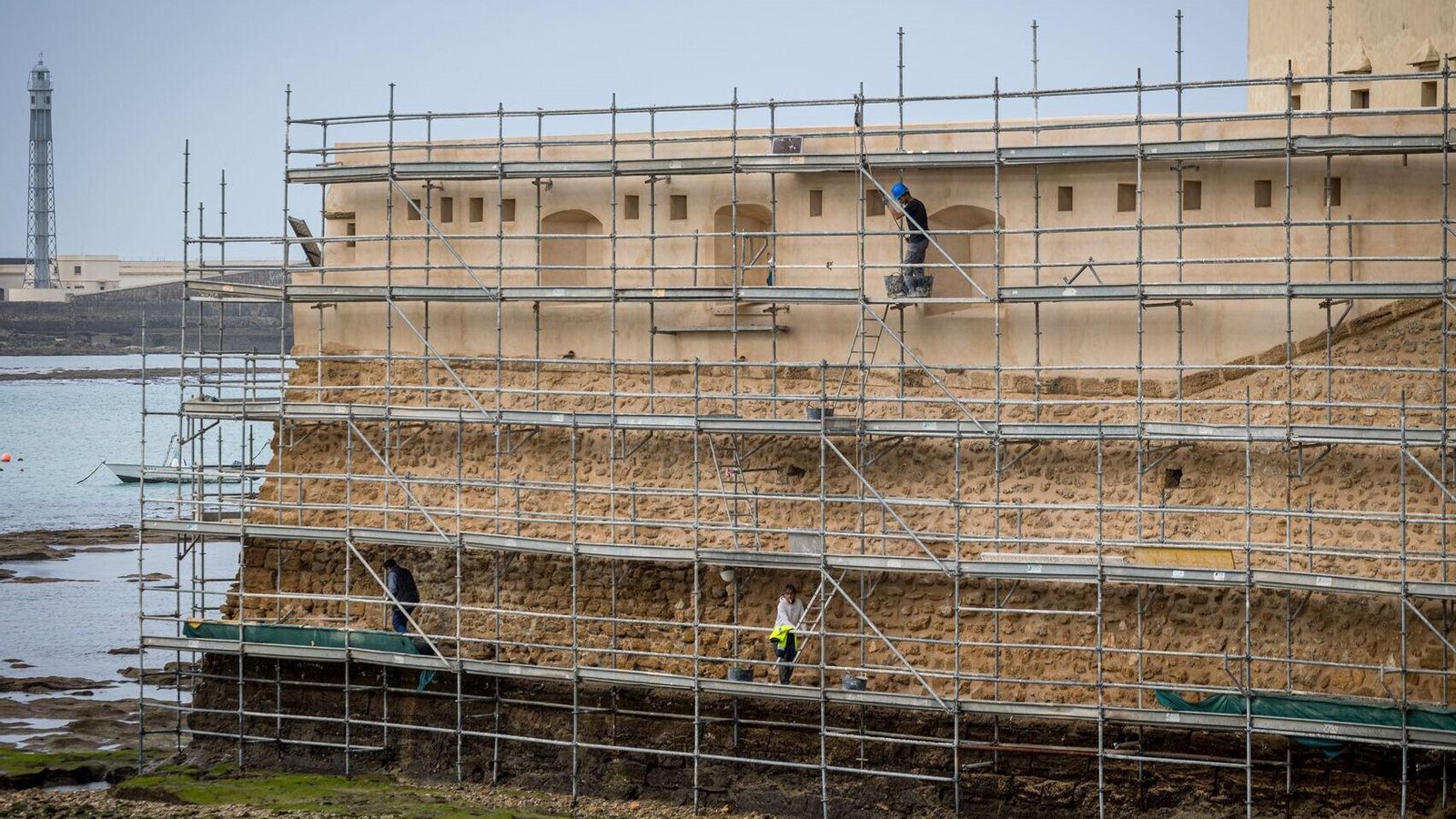 Trabajos de Costas en la muralla exterior.