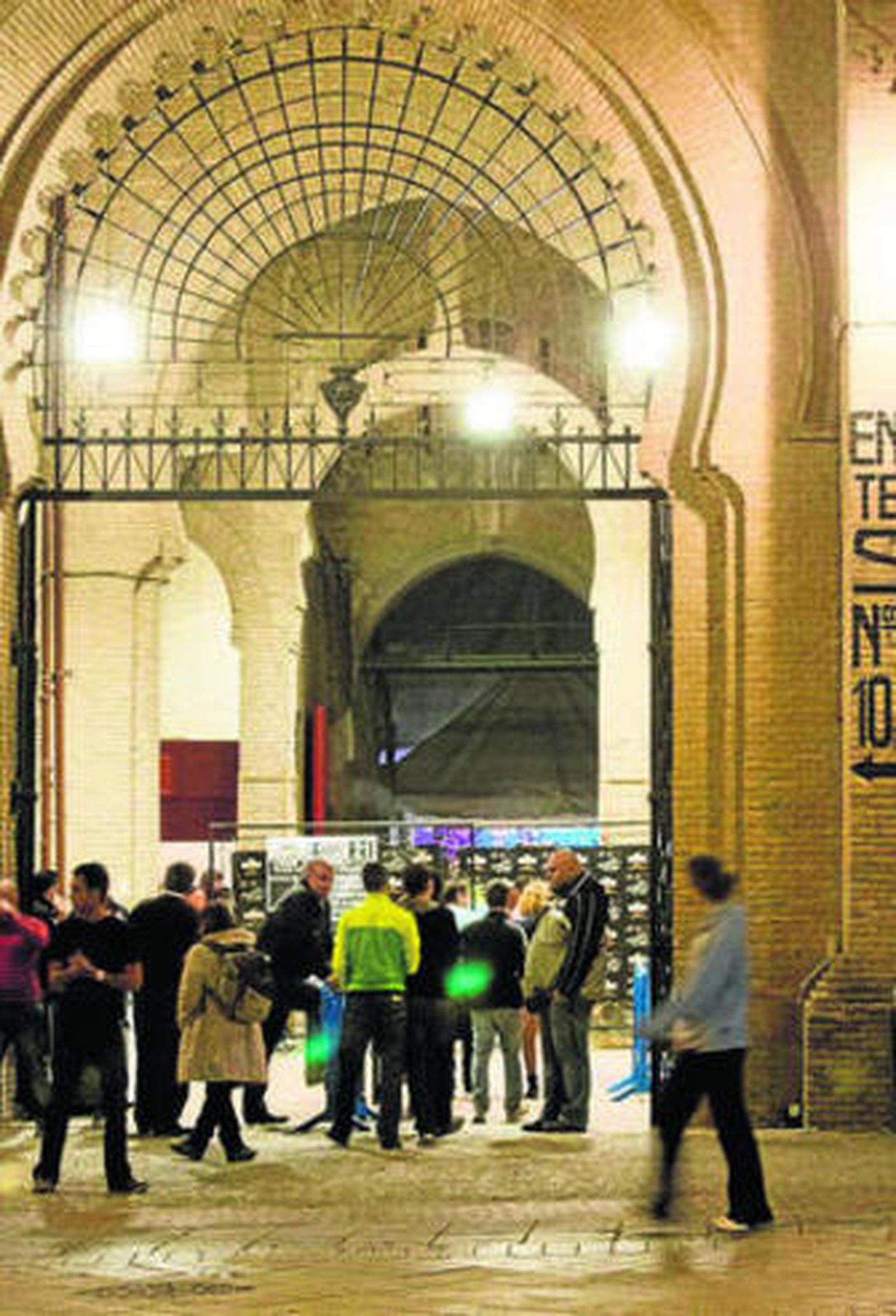 Numerosos jóvenes acudieron a la cita en el coso.