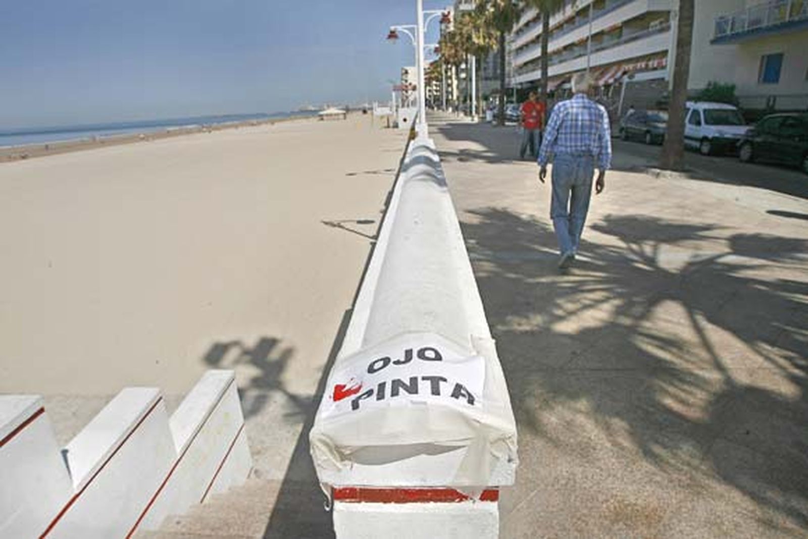 Decenas de operarios se afanan estos días por dejar la zona estrella del verano gaditano en perfecto estado./Joaquín Pino

Foto: Joaquin Pino