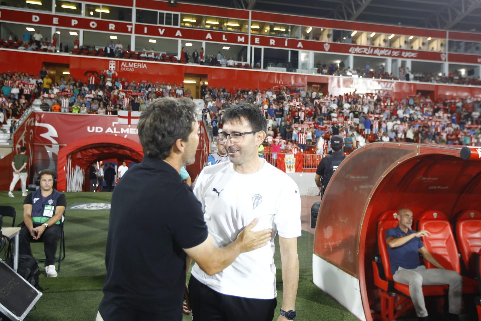 Rubi y Asier Garitano se saludan antes del comienzo del encuentro entre almerienses y asturianos en el Estadio de los Juegos Mediterráneos.