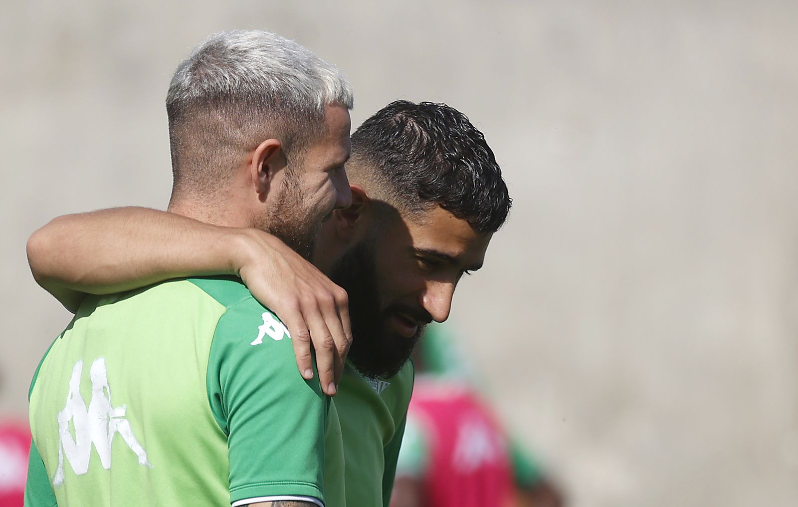 Fekir escucha una divertida confidencia de Airor Ruibal en un entrenamiento.