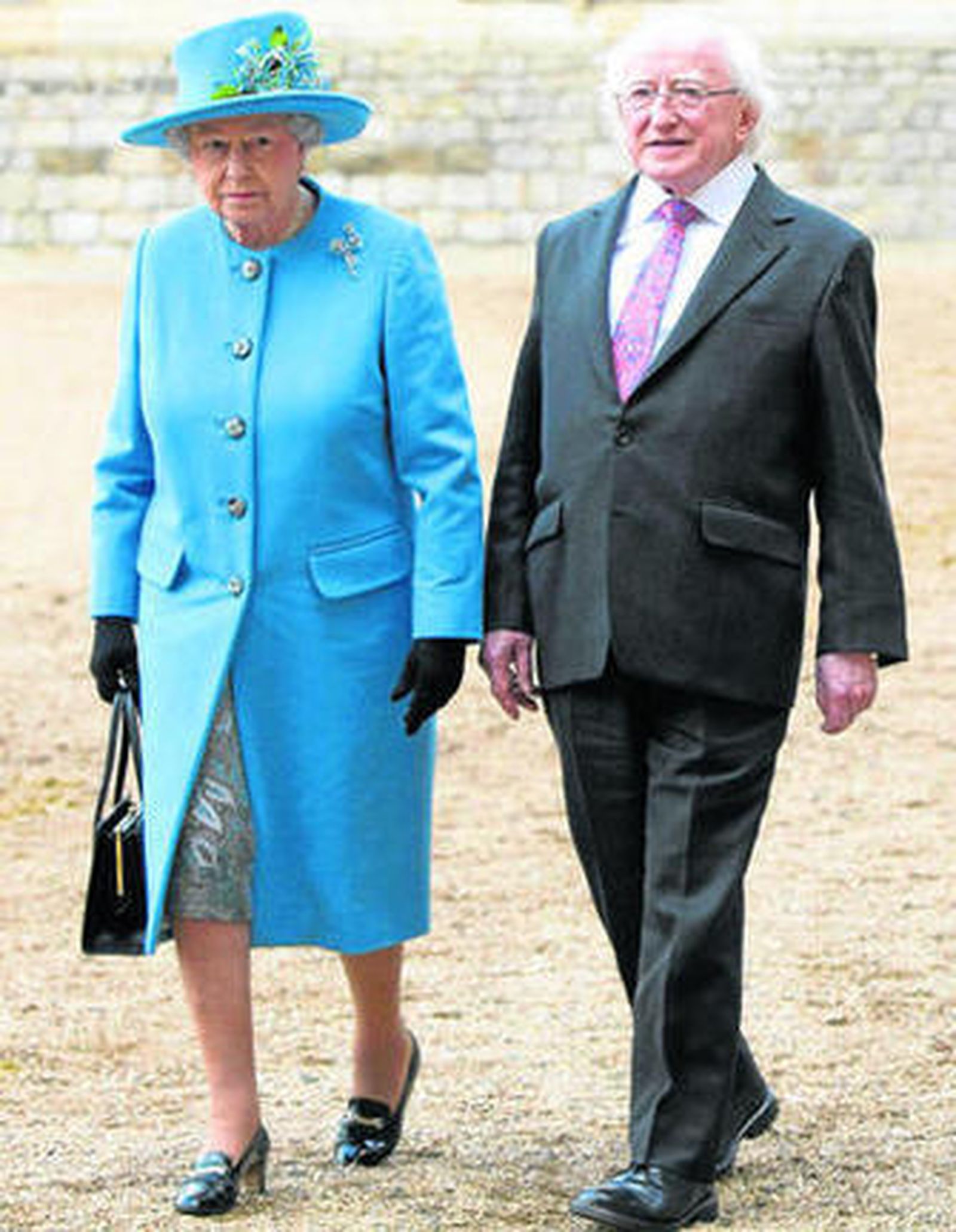 La reina Isabel II de Inglaterra camina junto al presidente de Irlanda, Michael D. Higgins, el pasado abril.