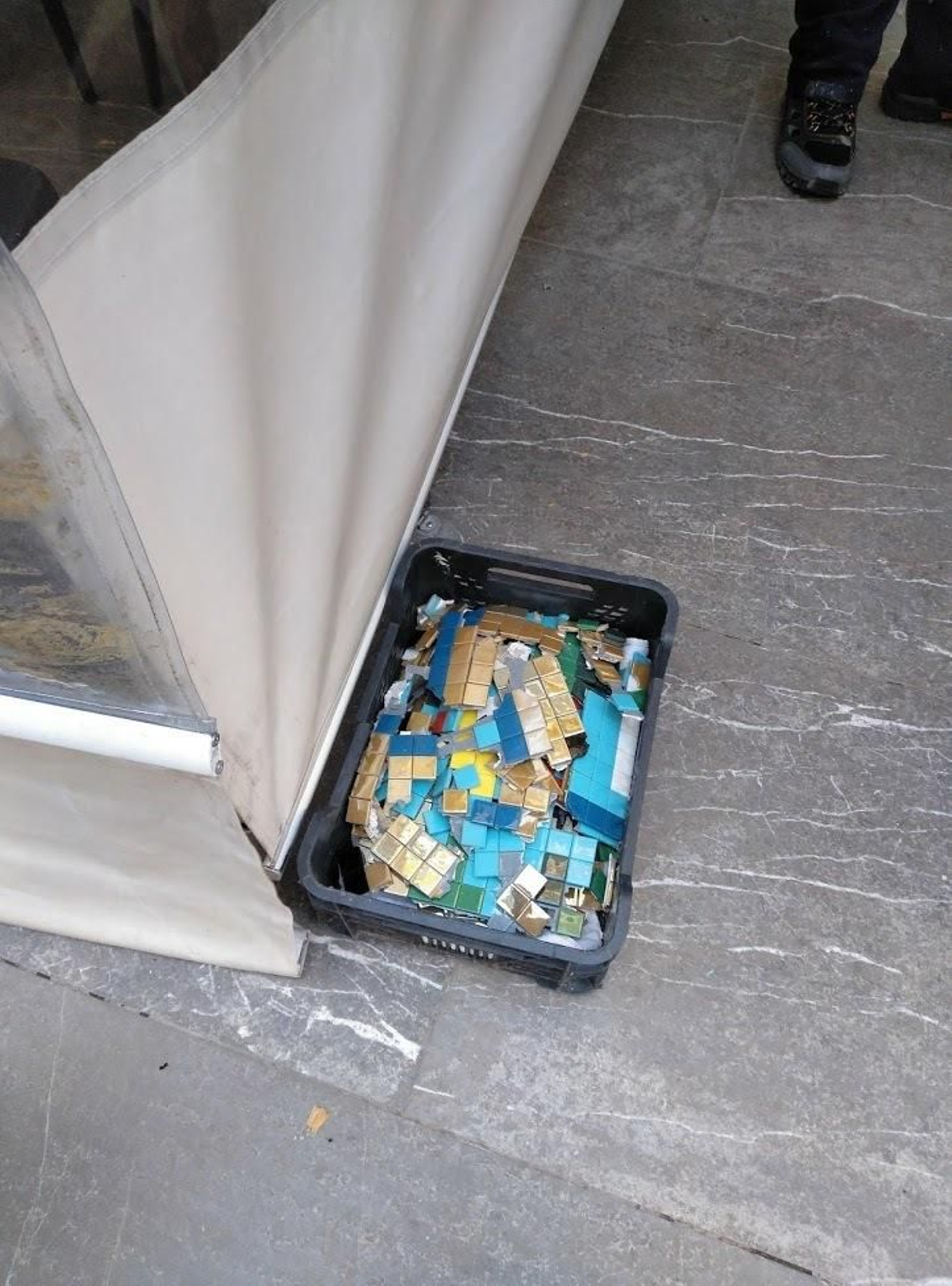La caja con los azulejos ya retirados. La caja con los azulejos ya retirados.
