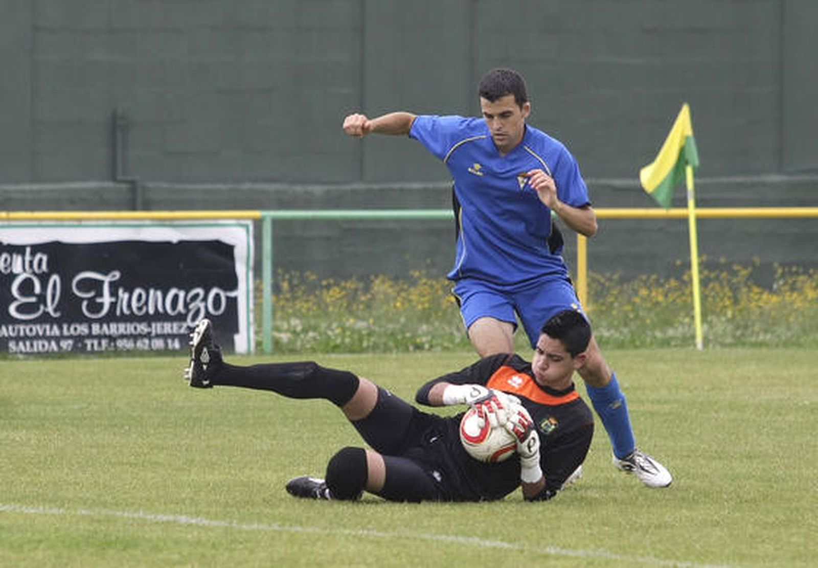 El filial amarillo, que acaba con diez jugadores, se impone con sufrimientos a Los Barrios y logra la permanencia./Fotos:Erasmo Fenoy

Foto: Erasmo Fenoy