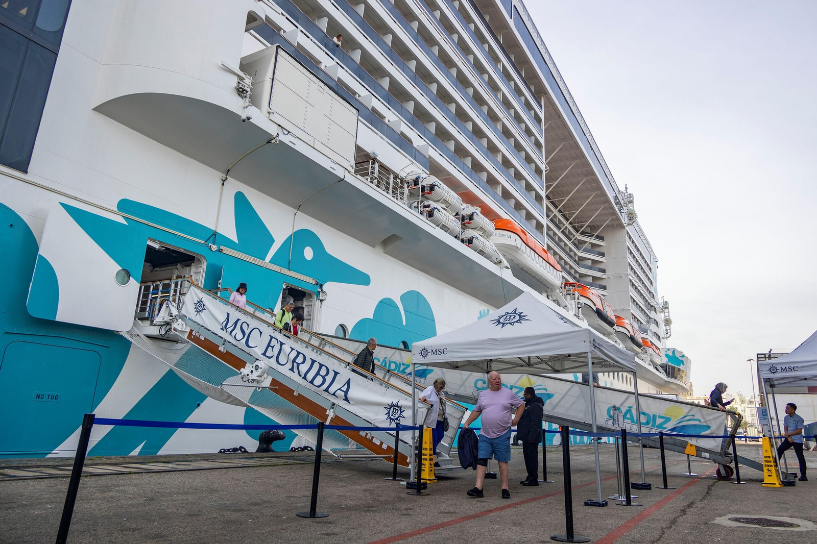 Imágenes de la visita del crucero MSC Euribia al puerto de Cádiz