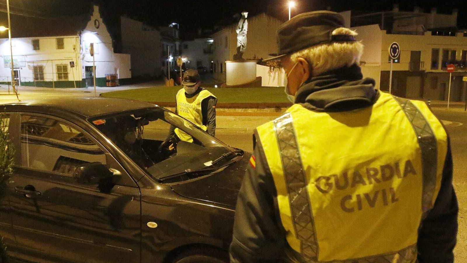 Control de la Guardia Civil en el acceso a Fernán Núñez.