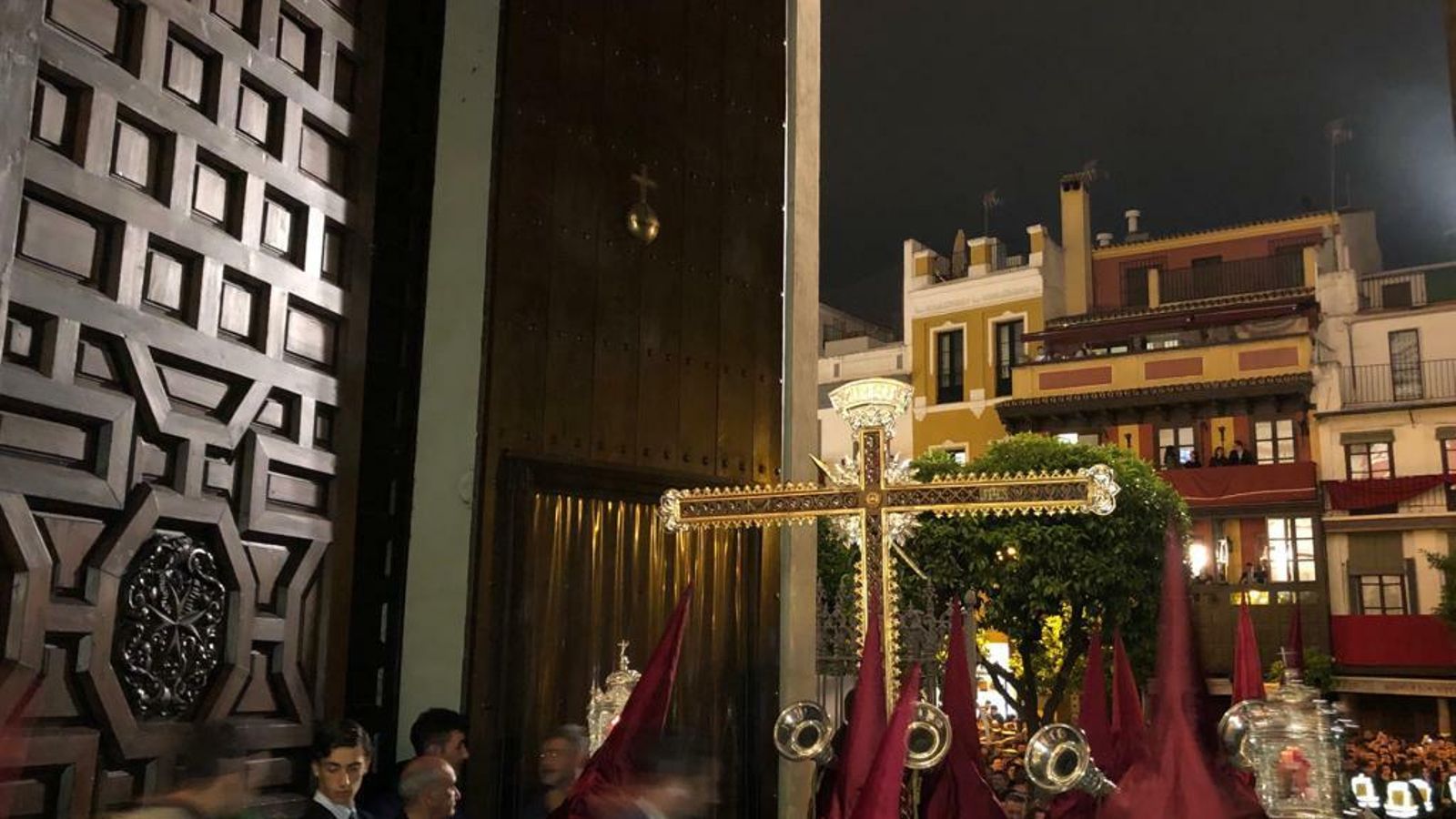 La cruz de guía de La Lanzada sale del Salvador.