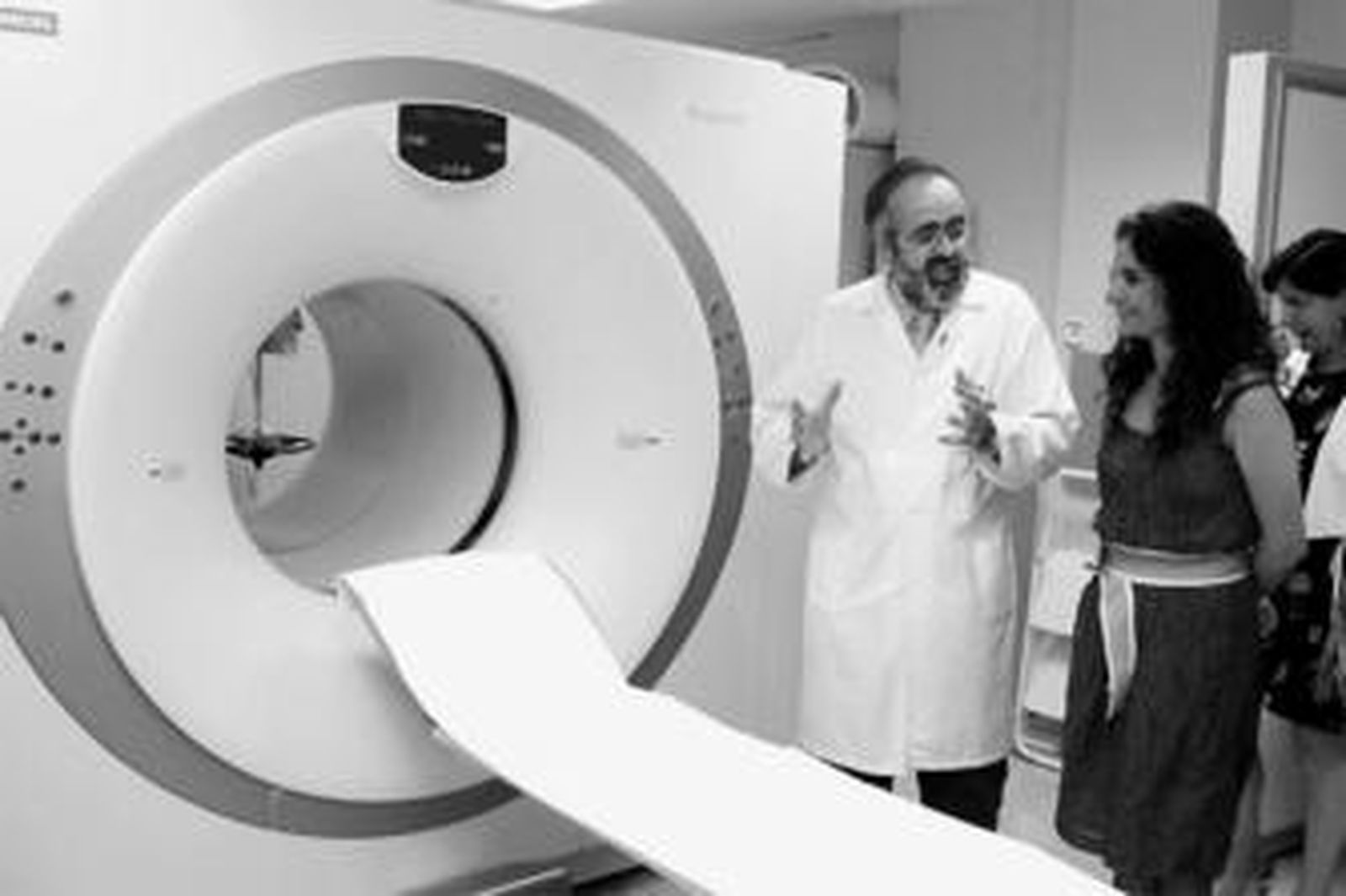 La consejera de Salud, María Jesús Montero, el día de la presentación del PET-TAC instalado en el Hospital Virgen de las Nieves de Granada.