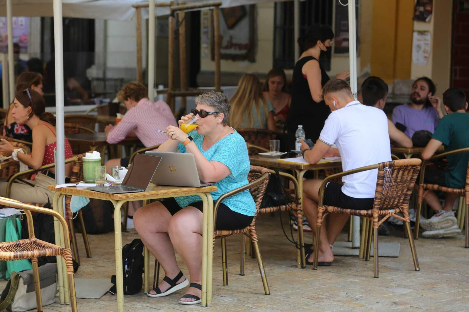 Clientes en la terraza de un bar en Málaga Clientes en la terraza de un bar en Málaga