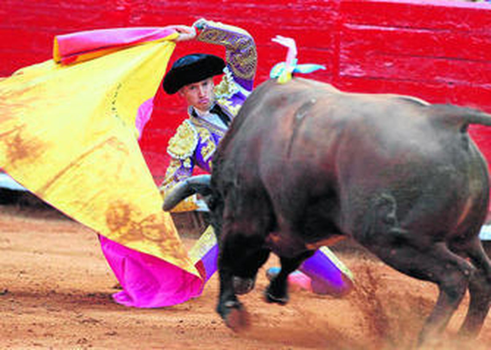 Arturo Saldívar cambia con una larga de rodillas a una mano en el tercio a su primero, 'Don Pato', de 490 kilos.