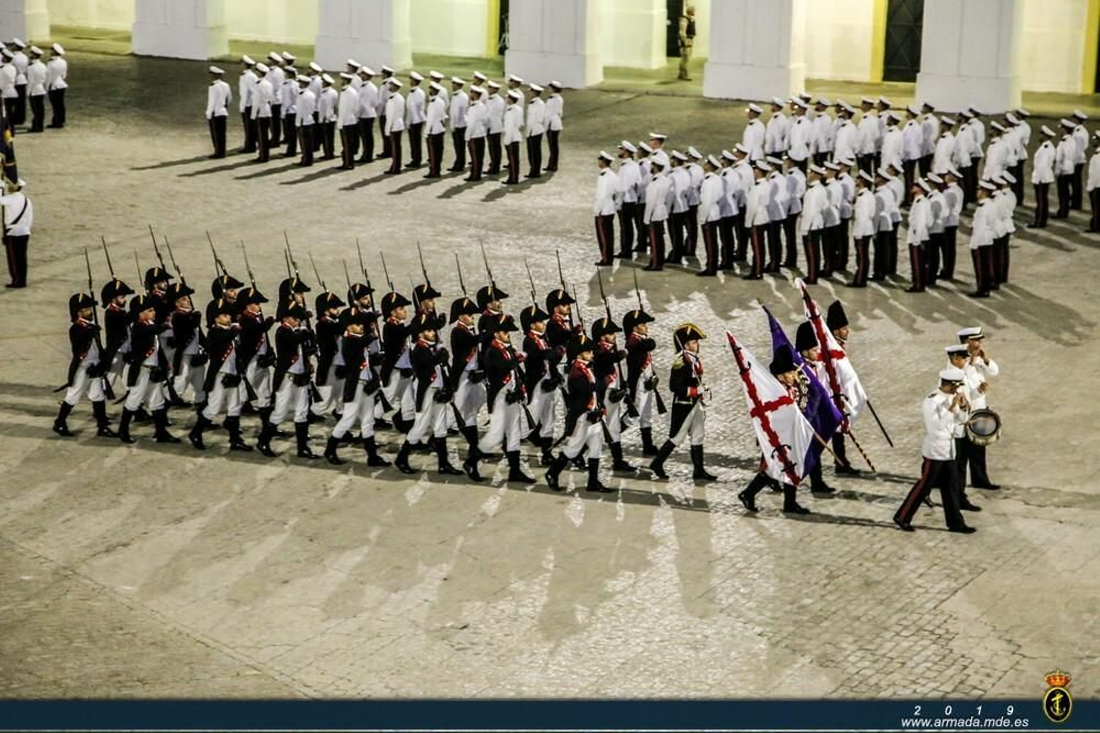 Infantes de marina ataviados con los uniformes de principios del XIX, durante el arriado.