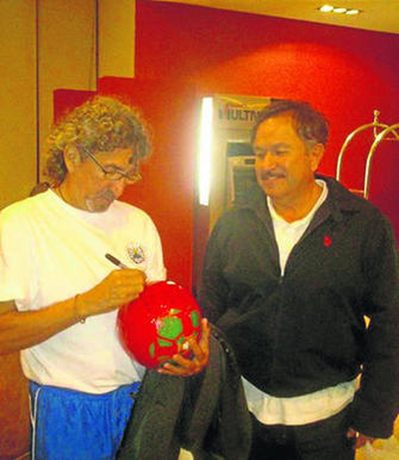 Mágico González atiende a periodistas nada más llegar a la ciudad mexicana de Pachuca.