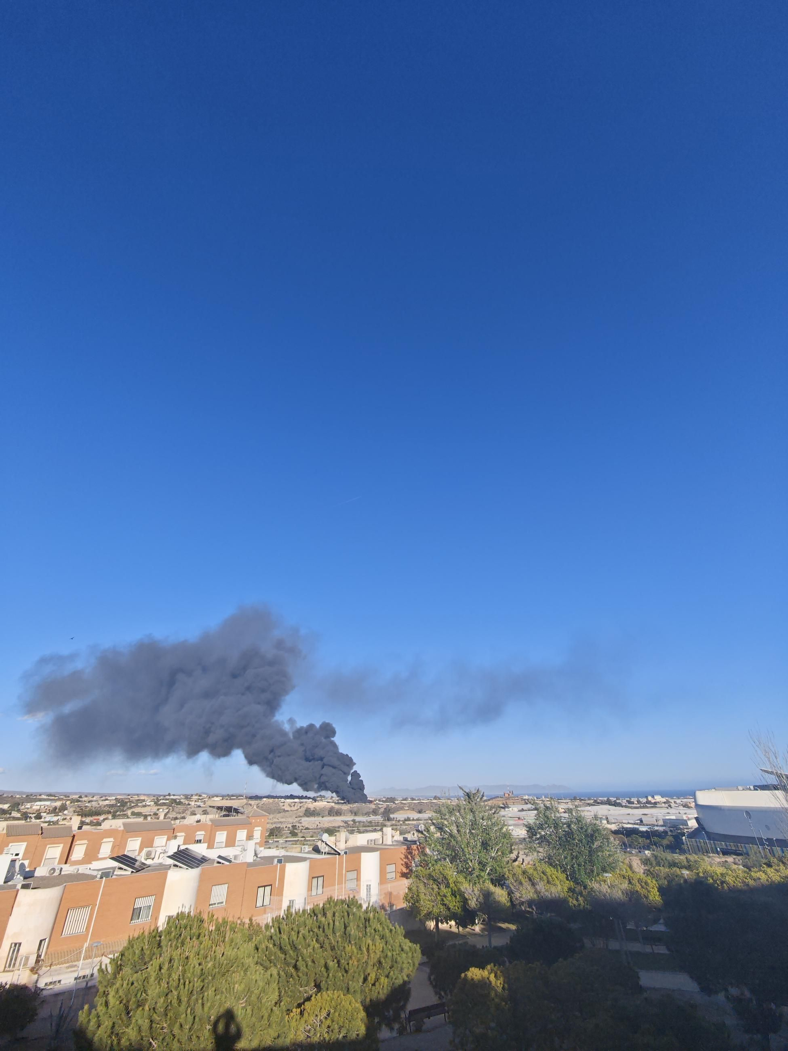 Las imágenes del incendio de la planta de reciclaje en Almería