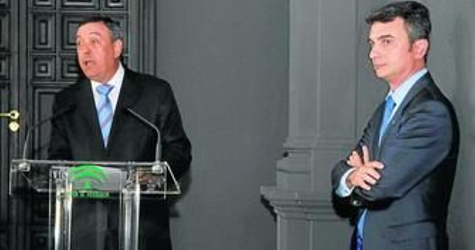 El rector Eduardo González Mazo (a la derecha), en el acto de su toma de posesión junto a su antecesor Diego Sales.