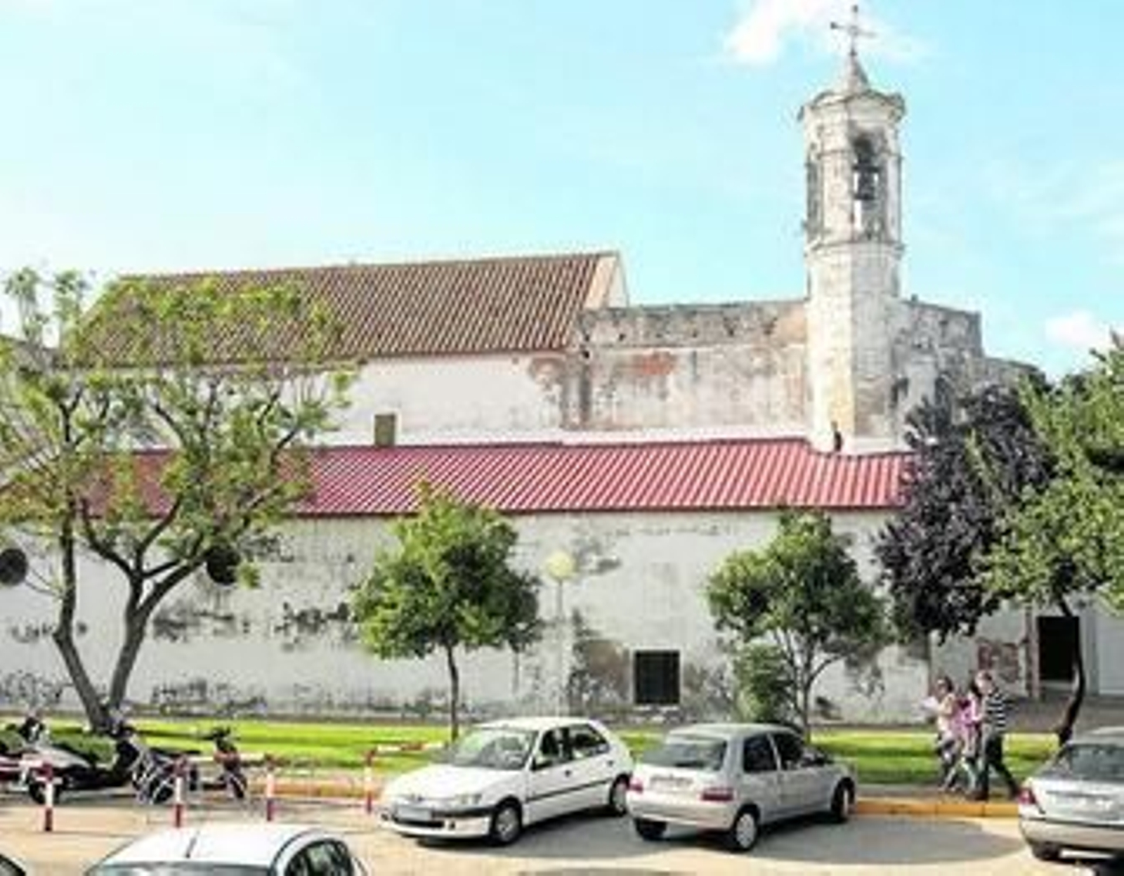Vista exterior del lateral de la iglesia de San Lázaro, con su característico campanario de base octogonal.