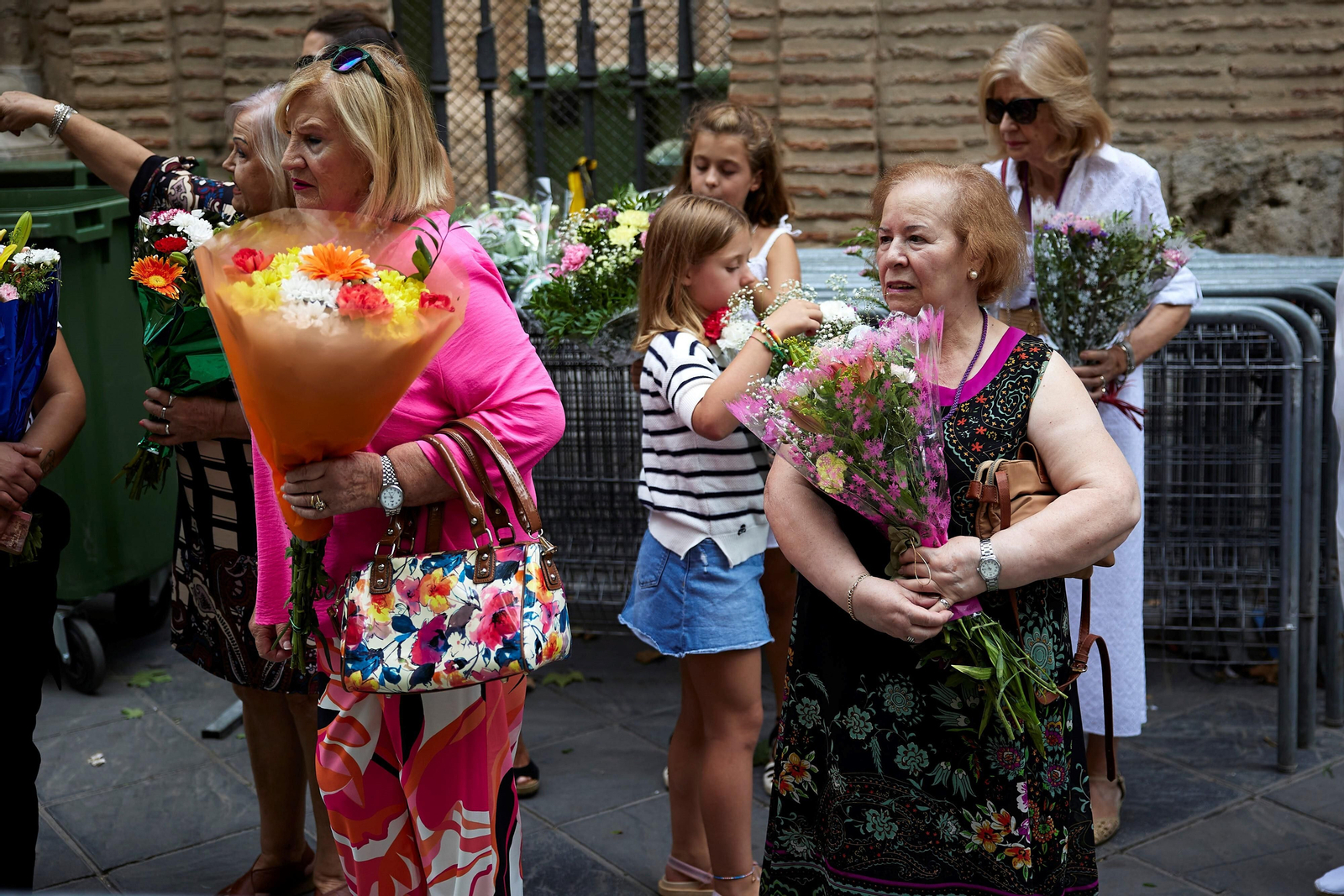 Granada se vuelca con la ofrenda floral en la Basílica de la Virgen de las Angustias
