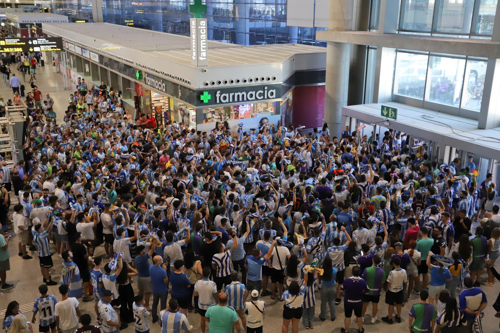 El espectacular preámbulo en el aeropuerto con la afición