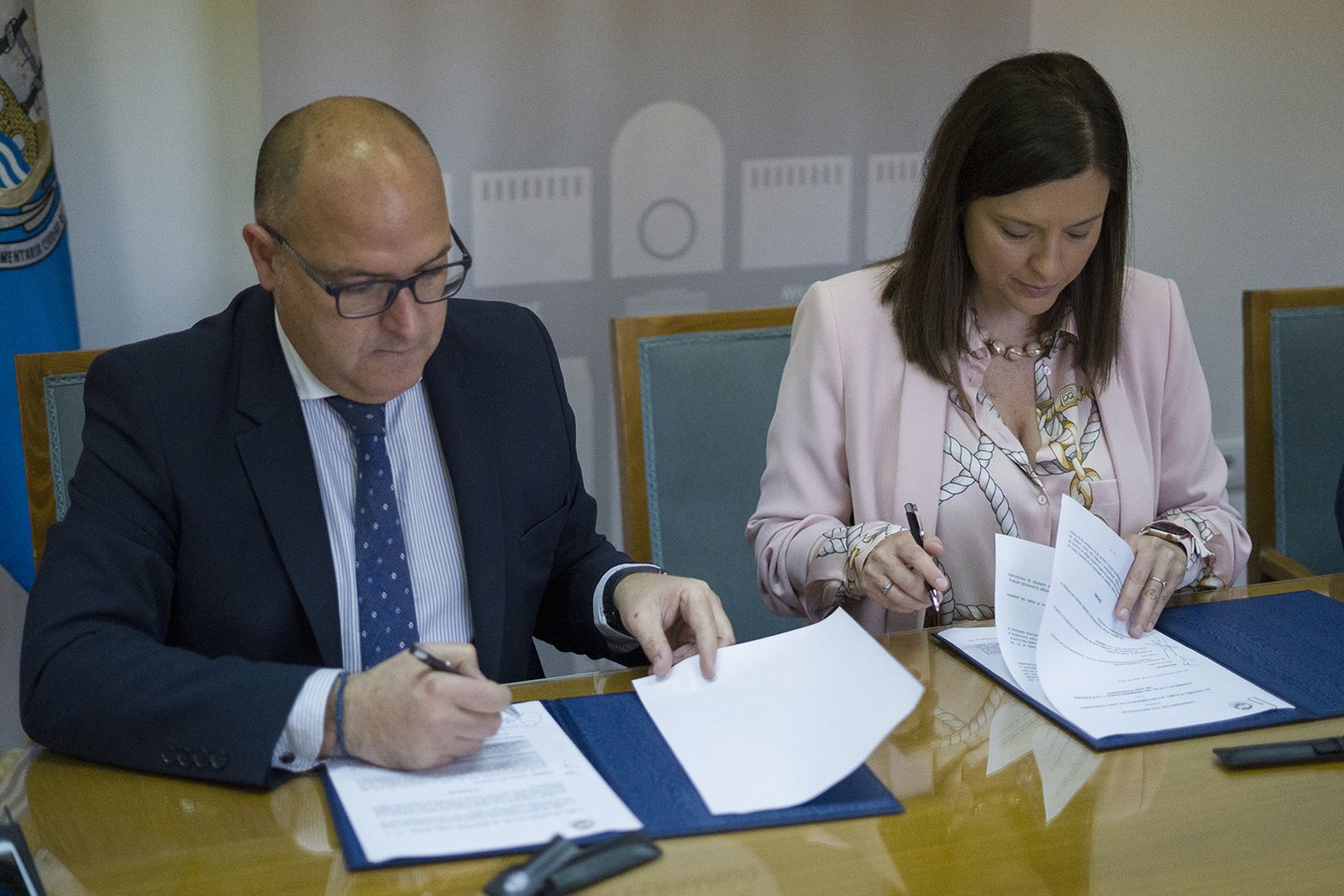 Firma del convenio entre el Ayuntamiento y el Consejo de Hermandades.