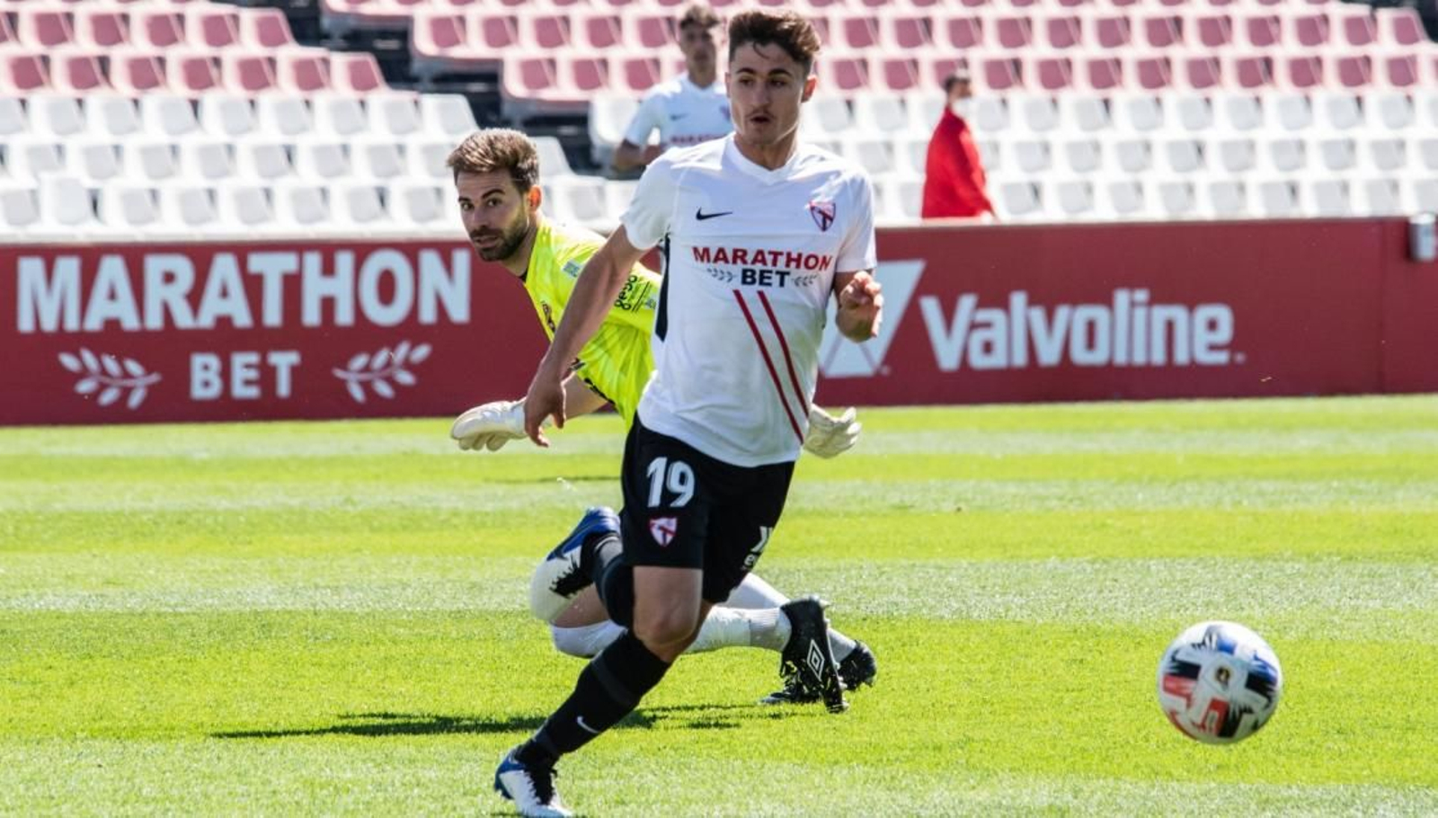 Iván Romero busca la portería contraria tras dejar atrás al portero en el Sevilla Atlético-Yeclano.