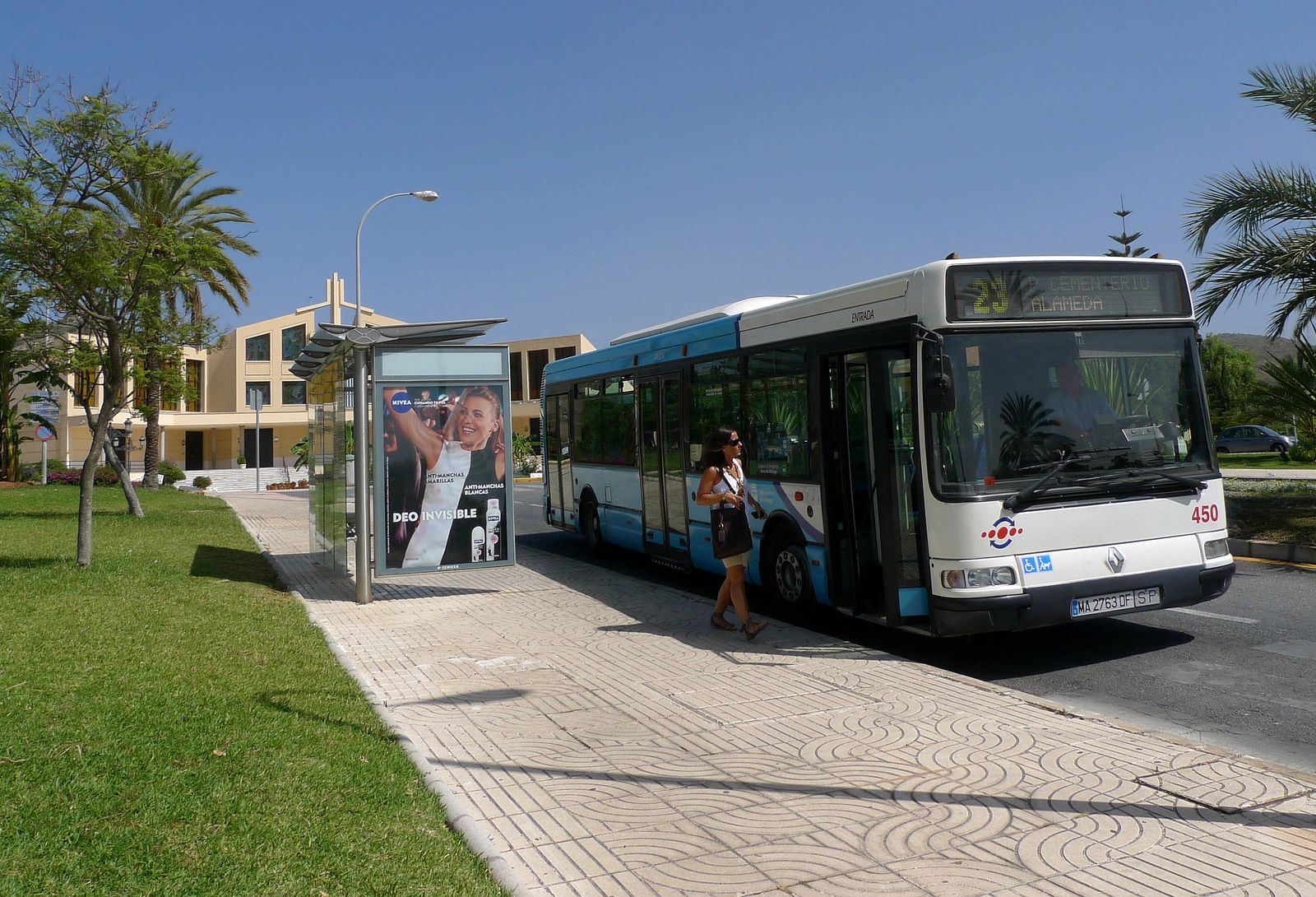 Un autobús en la parada del cementerio.