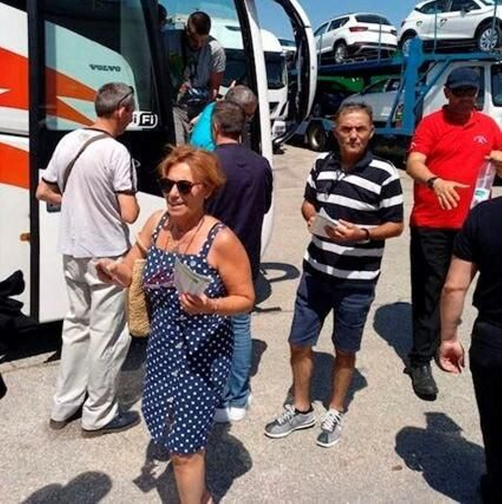 Los primeros autocares de temporeros empiezan a salir hacia Francia. Los primeros autocares de temporeros empiezan a salir hacia Francia.