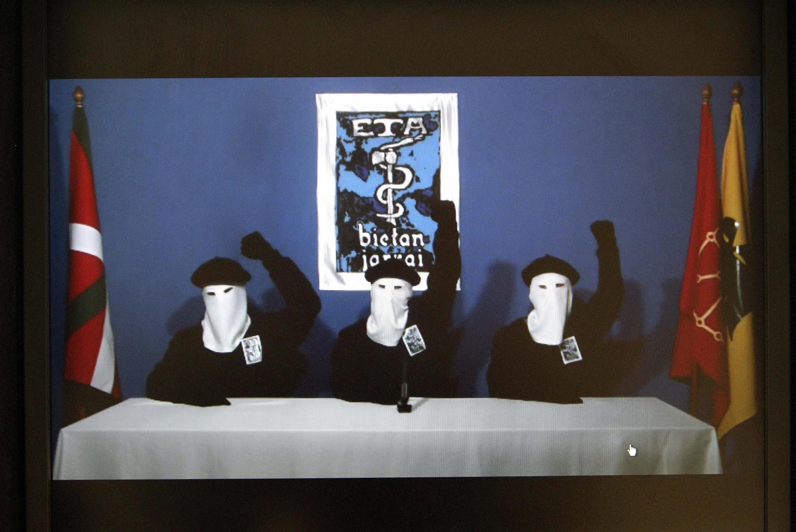 Los tres etarras que leyeron el comunicado del fin de la banda. Uno de ellos era David Pla (en el recuadro).