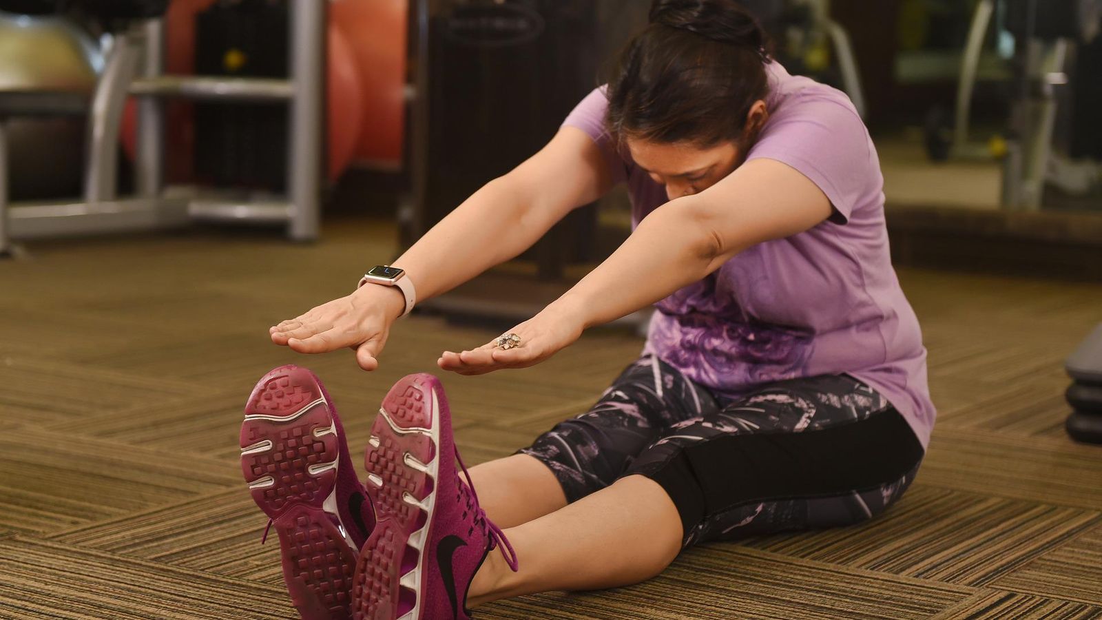 Una mujer haciendo ejercicio
