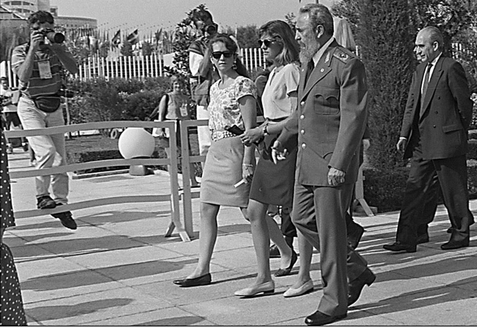 Fidel Castro, con atuendo de Comandante, en la Expo con las infantas Cristina y Elena. Con la madre de ambas vino en avión desde Barcelona.