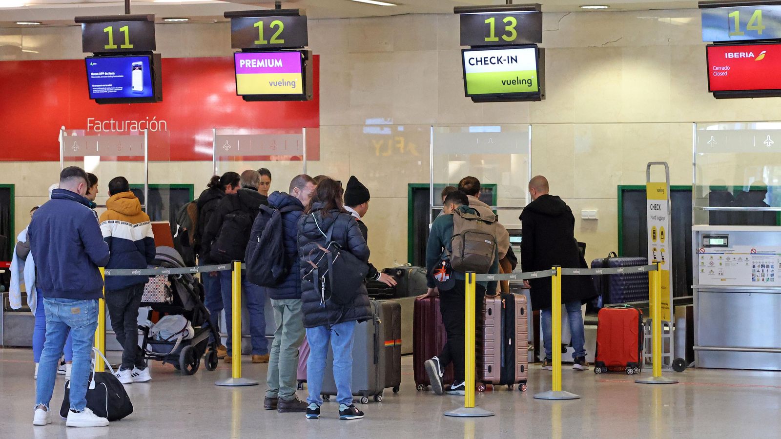 Colas de viajeros para facturar su equipaje.