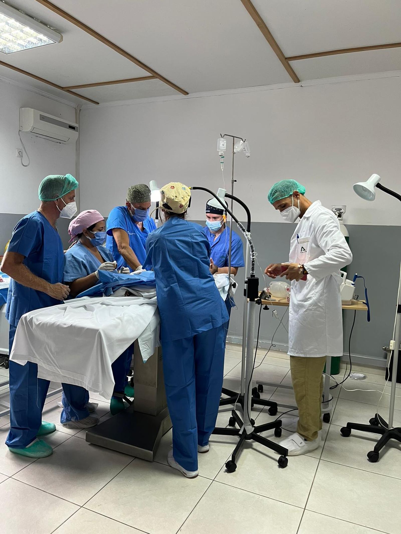 Los profesionales sanitarios del Hospital Universitario Torrecárdeas y La Inmaculada de Huércal-Overa, junto a compañeros de otros hospitales de Andalucía, enfermeros, anestesistas, cirujanos..., durante la misión humanitaria que están desarrollando en Guinea Ecuatorial desde el 15 de agosto.