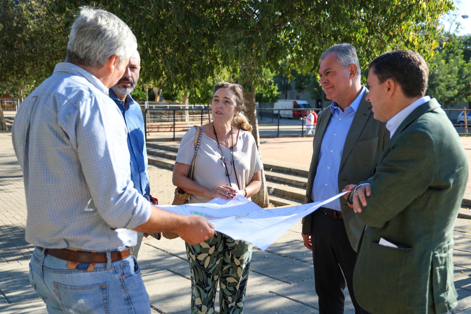 El alcalde de Sevilla, José Luis Sanz, visita las obras del Parque Rojo de Pino Montano.