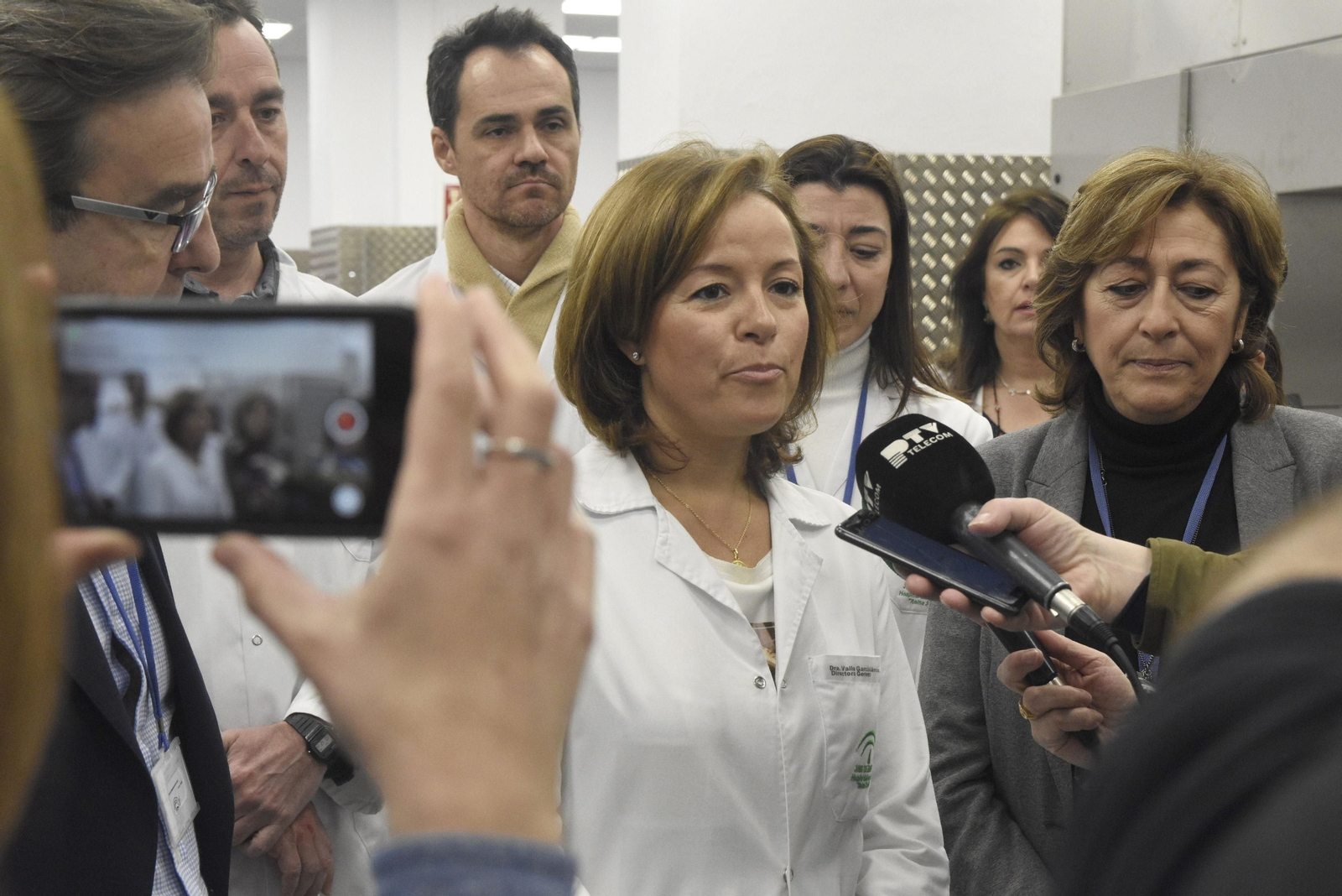 Valle García atiende a los medios de comunicación.