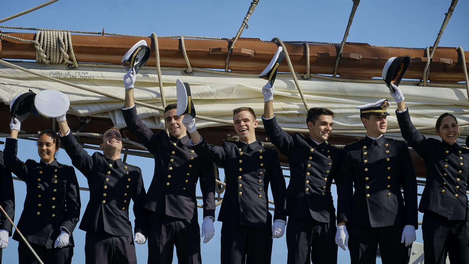 El buque escuela 'Juan Sebastián de Elcano' inicia su crucero de instrucción desde el muelle de Cádiz.