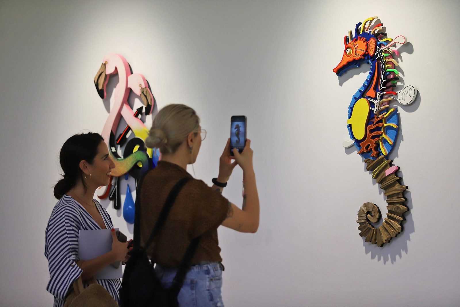 Imágenes de la exposición del artista onubense Wild Welva titulada 'El adiós, el comienzo y todo lo demás'.