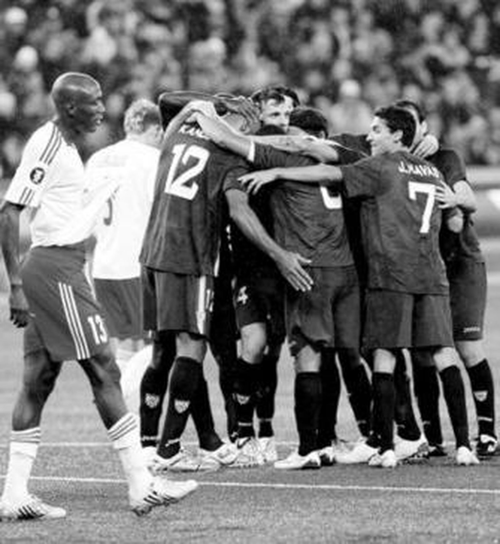 Los jugadores sevillistas celebran el primer tanto.