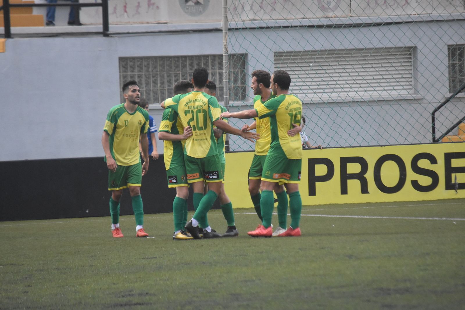 La Unión celebra su gol en Ceuta.