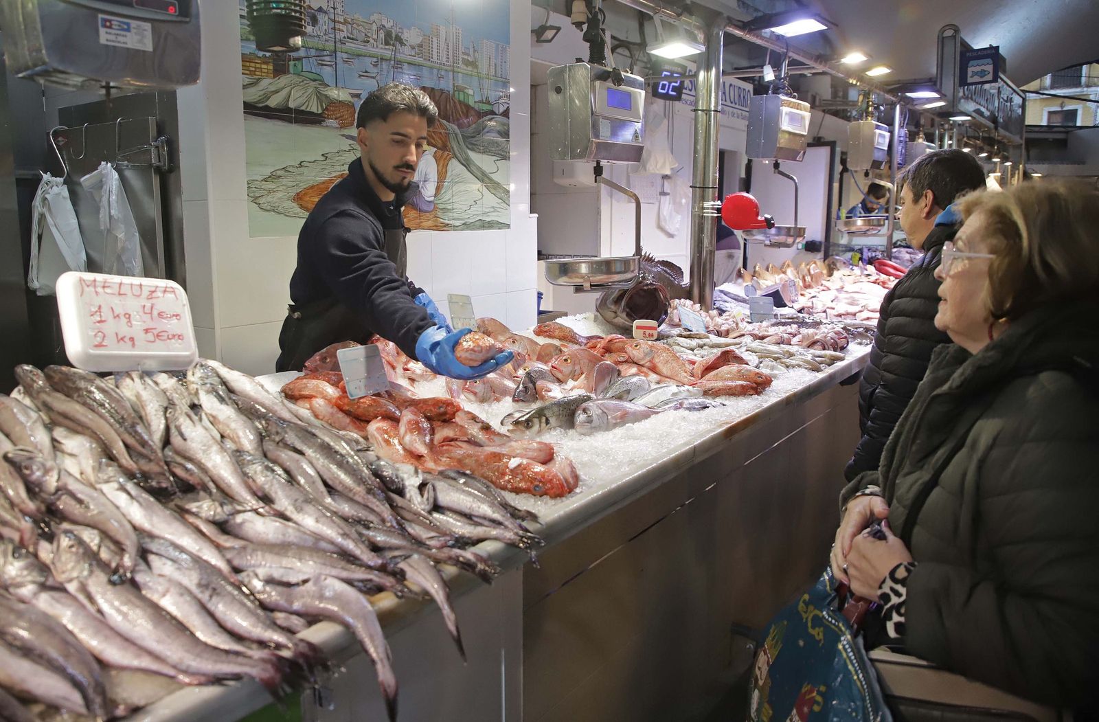 Últimas compras para la cena de Nochebuena en Algeciras.