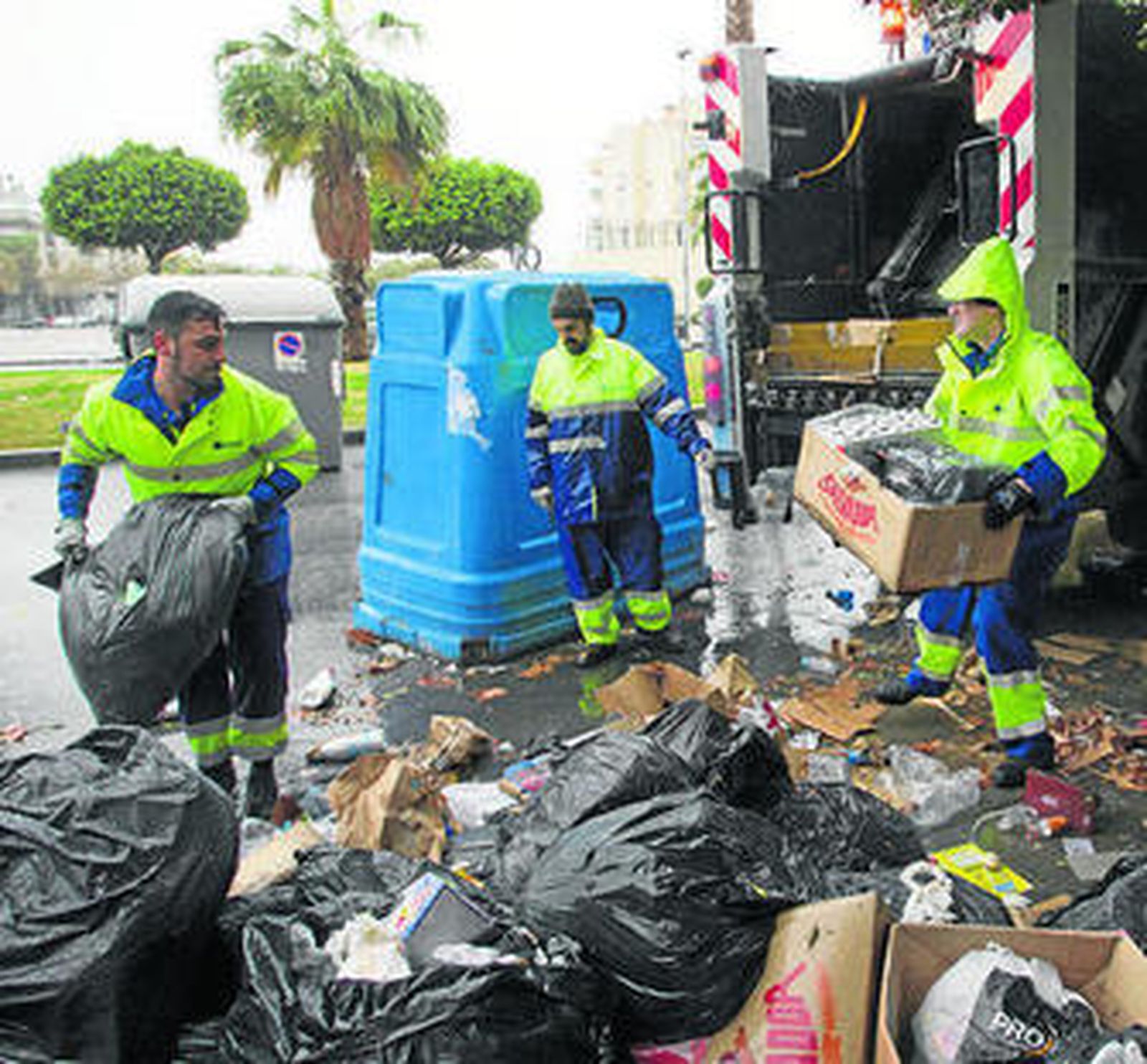 Trabajadores de Limasa recogiendo residuos tras el fin de la huelga.