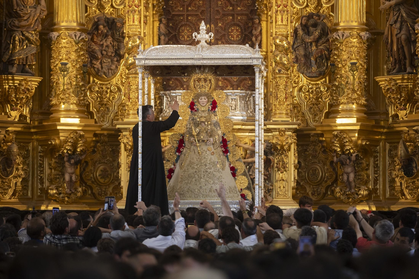 Las mejores imágenes de la procesión de la Virgen del Rocío en la aldea