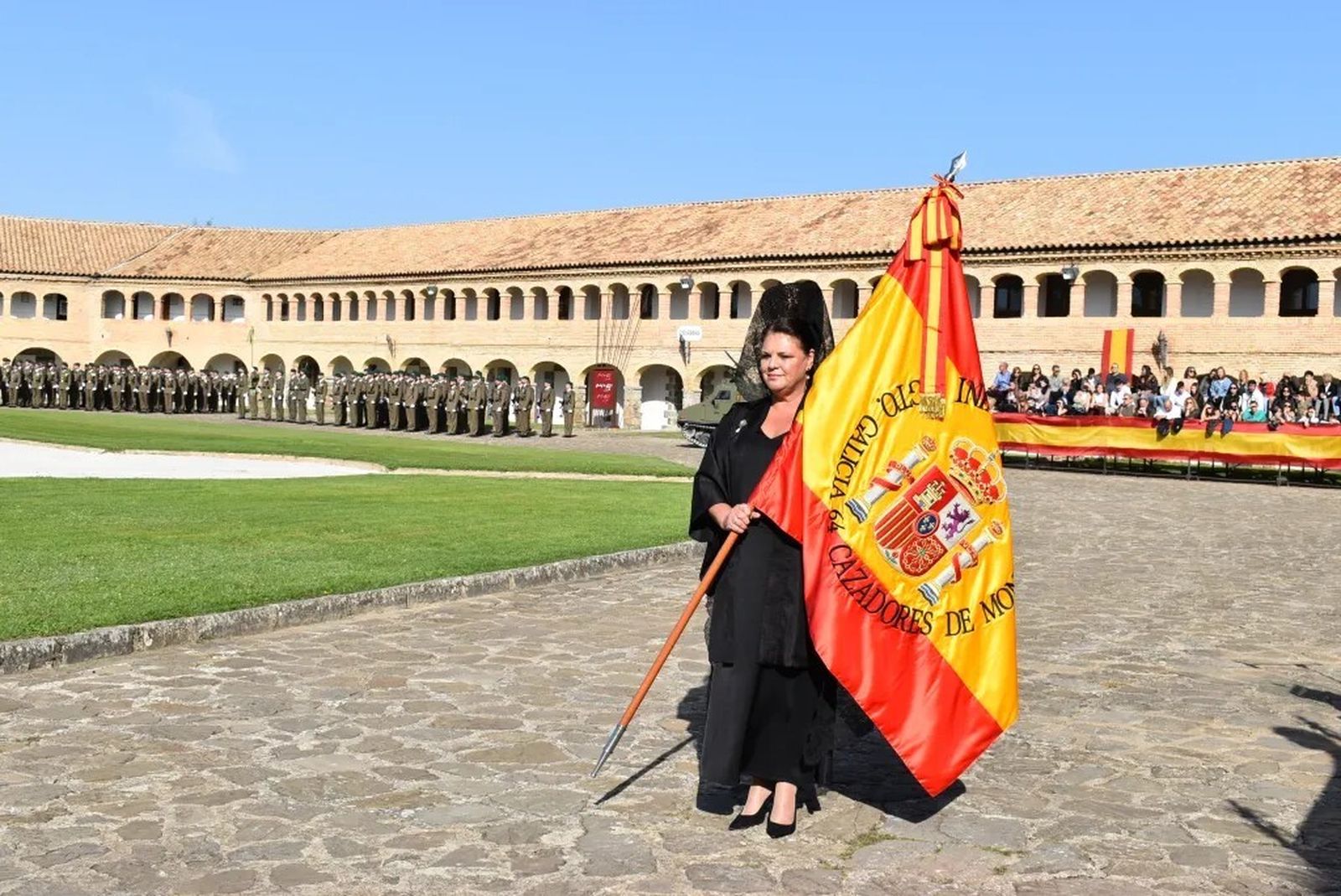 África Sangrán, marquesa de los Ríos, con la nueva bandera entregada al Regimiento de Infantería Galicia 64.