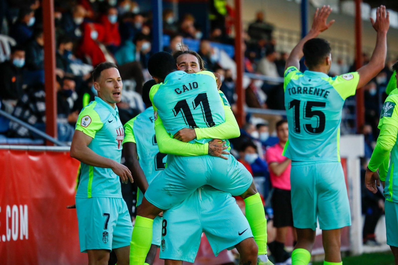 Bruno Morais abraza a Caio tras lograr el brasileño el segundo tanto del Recreativo.