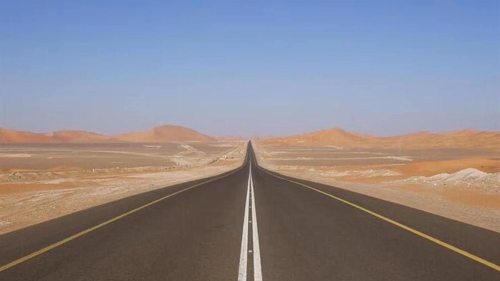 Una larga recta en una carretera de Arabia Saudí.