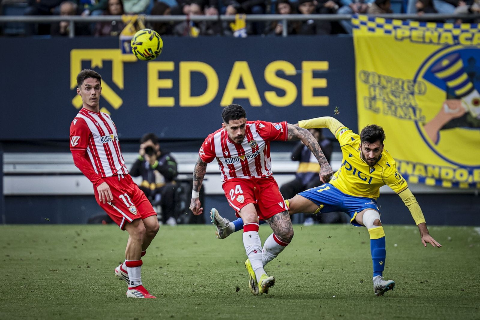 Búscate entre las imágenes del partido de fútbol Cádiz CF - UD Almería
