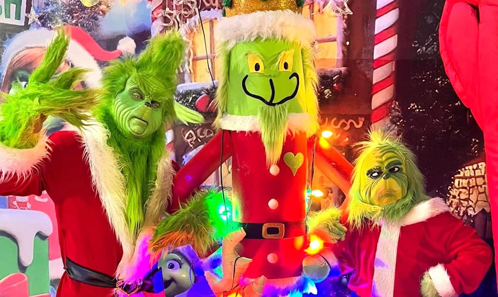 Vuelve El Grinch más onubense para abriros las puertas de su casa en el barrio más navideño