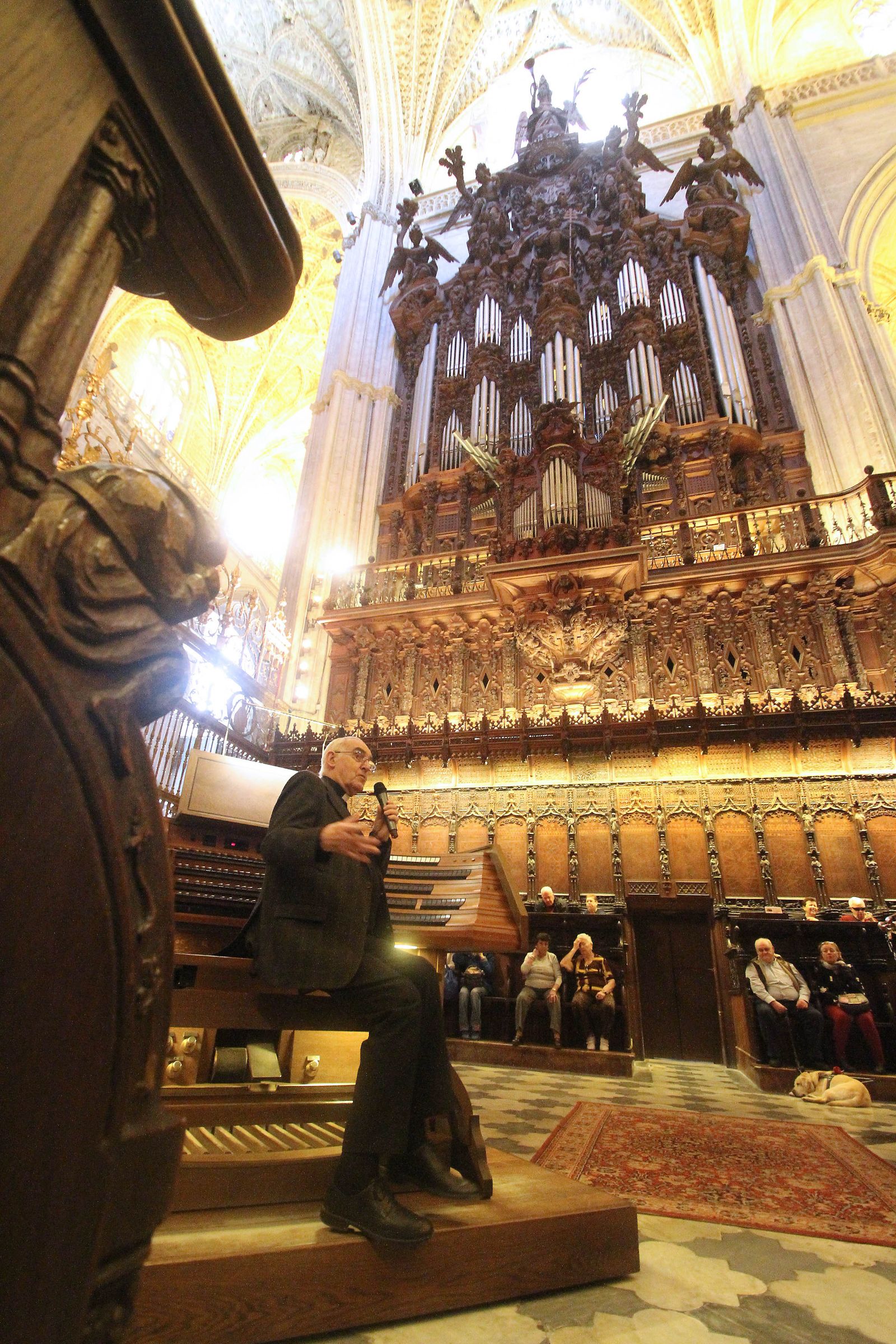 Ayarra explica la historia y las características de un órgano centenario.