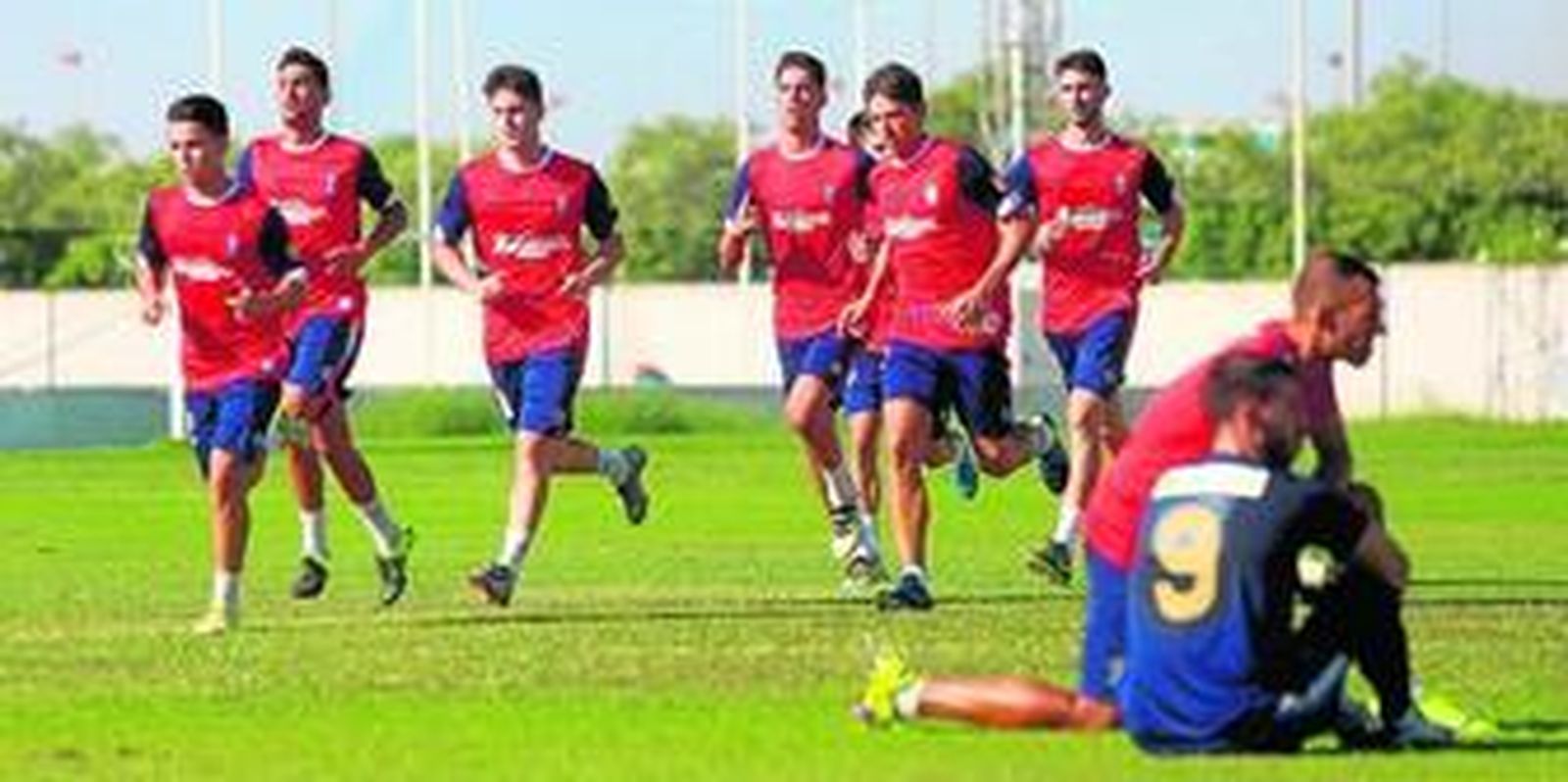 La plantilla recreativista prepara el encuentro contra el Atlético Sanluqueño sobre el césped de la Ciudad Deportiva Decano del Fútbol Español.