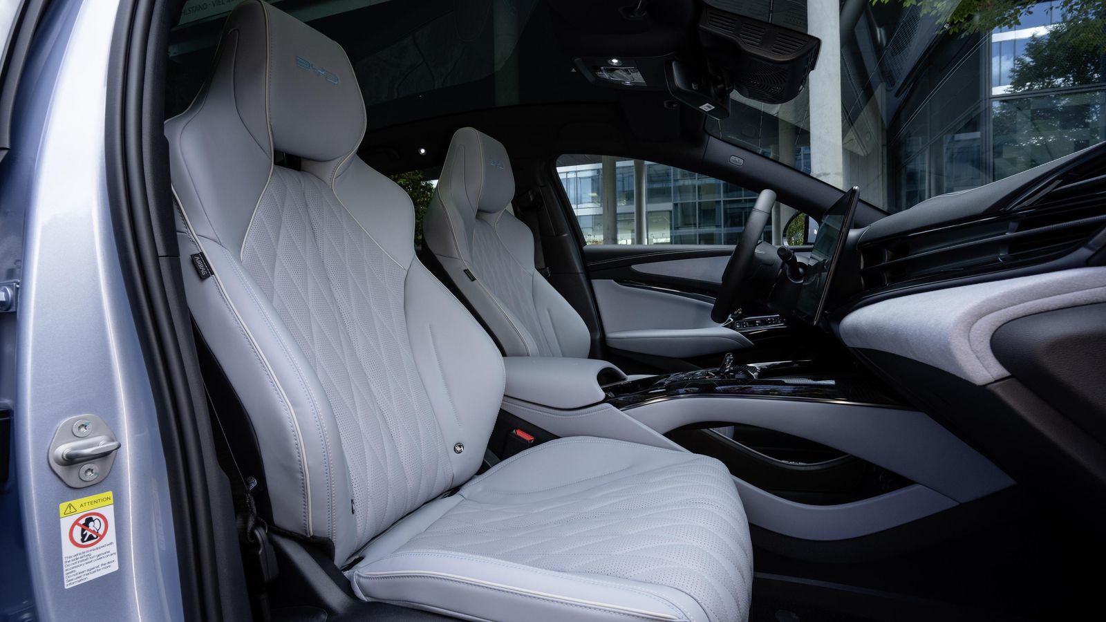 El asiento del conductor en el Seal tiene regulaciones eléctricas.