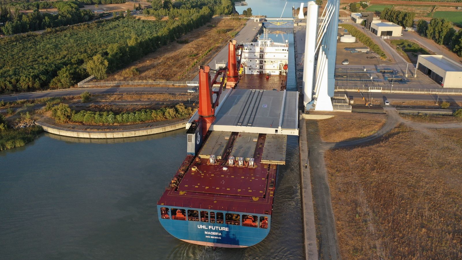 Un buque cruzando por la esclusa del Puerto de Sevilla.