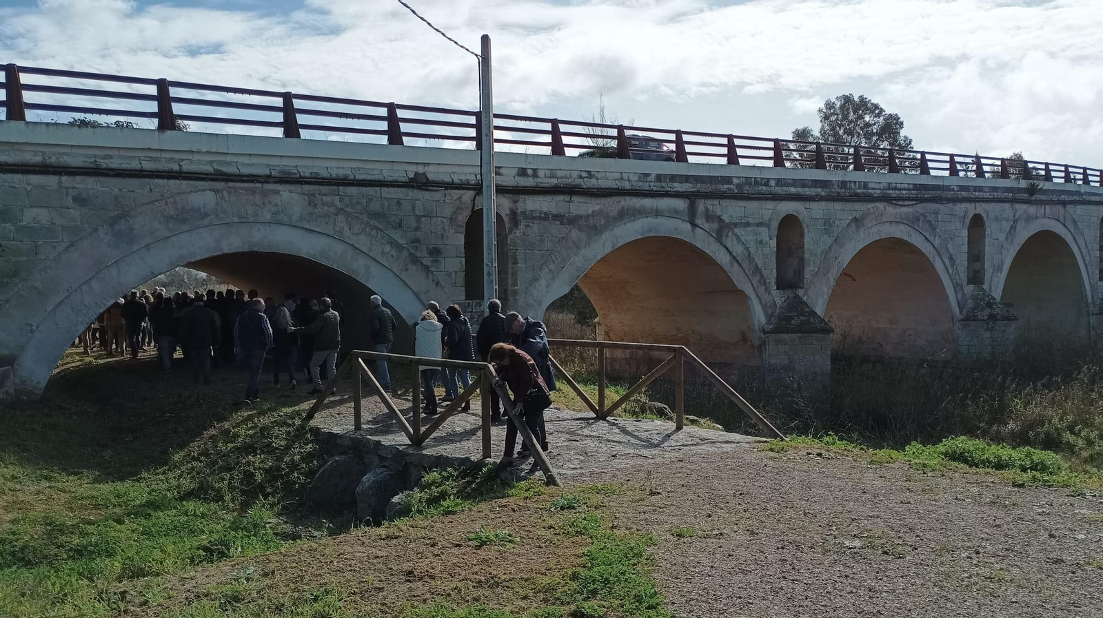 Multitudinaria visita guiada al puente de Cartuja en Jerez