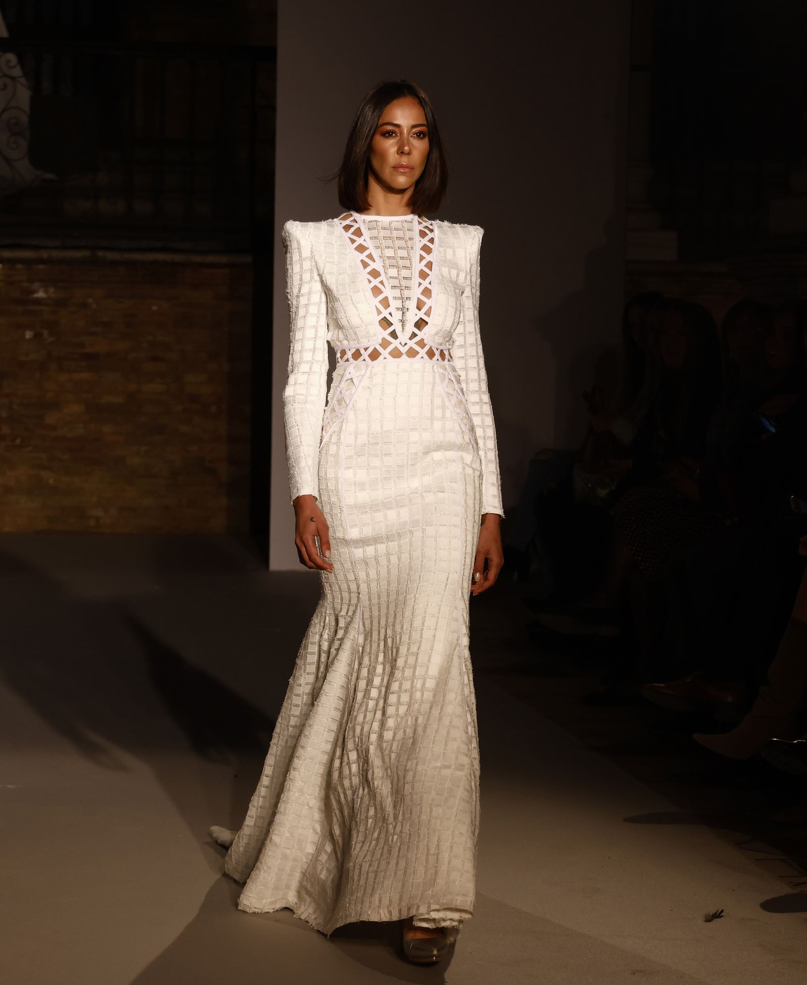 Las tendencias en vestidos de novia e invitada de la pasarela SIQ, en fotos